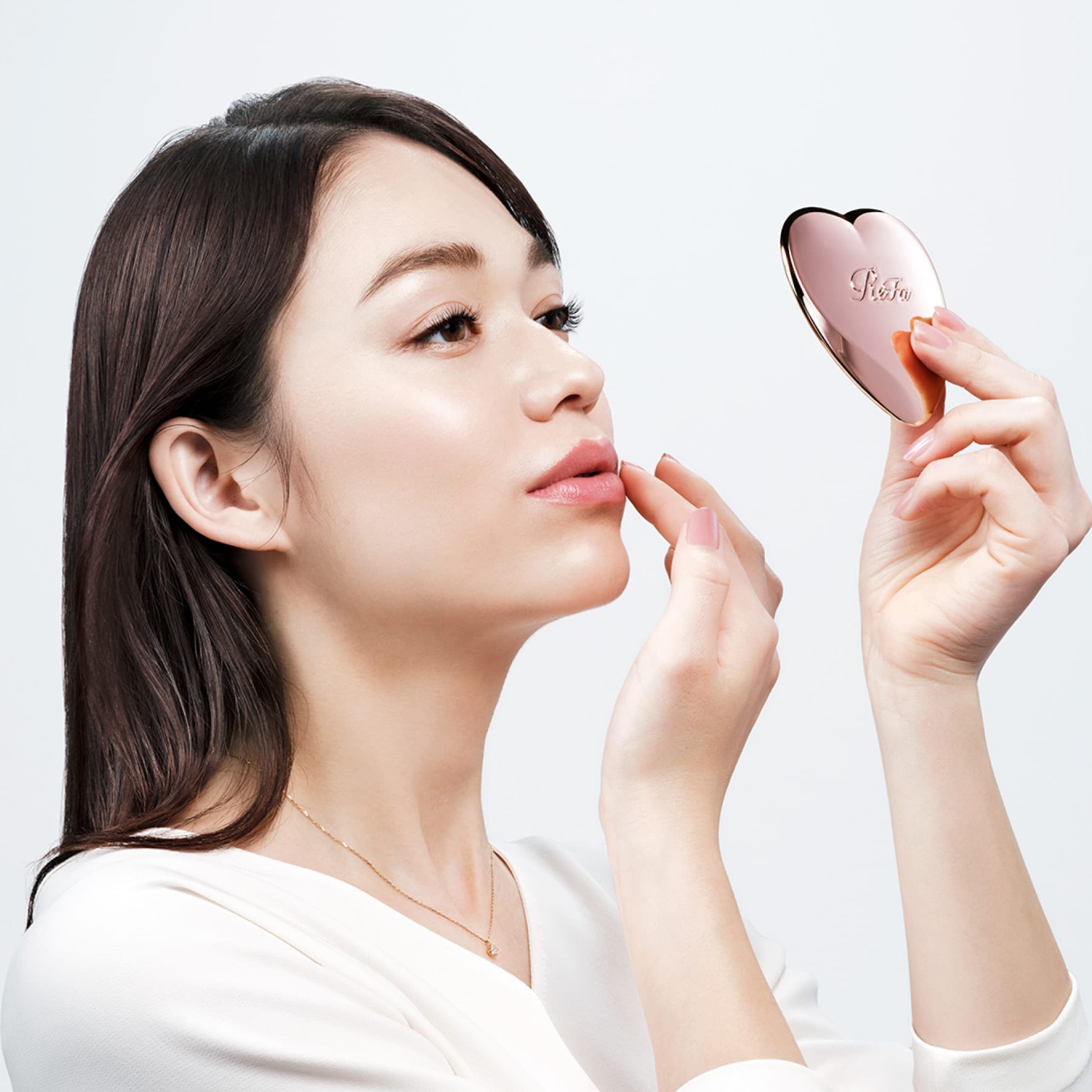 いつでも、どこでもさっとお直し。 ハートがきらめく、 ヘアメイクミラー。 気になるときに、さっと取り出せるお直しヘアメイクミラー。 ヘアやメイクの細かい部分も鮮明に映し出しながら、 薄くて軽く丈夫な設計に。 使うたびに胸がときめくハートのフォルムで、 お出かけ先でもキレイがつづきます。