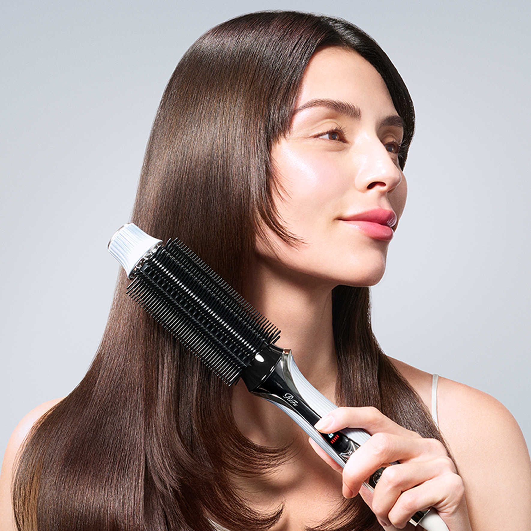 梳かすだけで、 サロン級ブロー仕上げ。 ダメージレスのふんわりカールを もっと簡単に。 ヘアアイロンに対する「難しそう」「使えるか不安」というイメージに、 もっと簡単に使える、ダメージレスな選択肢を。 ReFa CURL BLOW IRONなら、 プロのブローテクニックを再現するテクノロジーを搭載。 手を添えながらロールブラシのように梳かすだけだから、失敗知らず。 髪を楽にホールドし、熱をダメージレスに伝えて、 ふわっと空気を含んだ、立体的なボリュームカールが思いのまま。 誰もが、美しいカールを手にする権利を持っている。 毎日のスタイリングを、簡単にサロンレベルへ。 ※効果は、使用環境・髪質により異なります。