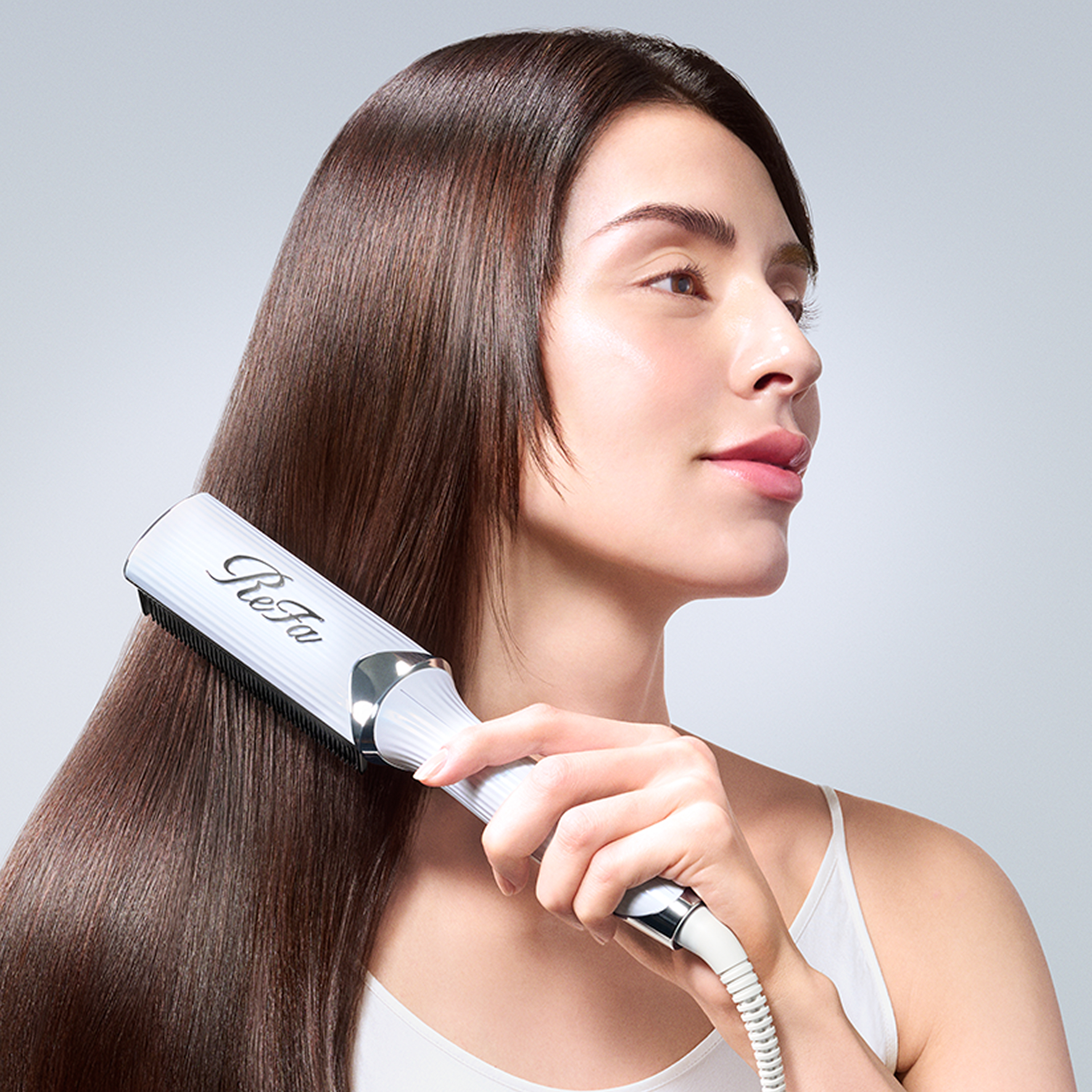 梳かすだけで、 サロン級ブロー仕上げ。 ダメージレスのナチュラルストレートを もっと簡単に。 ヘアアイロンに対する「難しそう」「使えるか不安」というイメージに、 もっと簡単に使える、ダメージレスな選択肢を。 ReFa STRAIGHT BLOW IRONなら、 プロのブローテクニックを再現するテクノロジーを搭載。 ただ梳かすだけだから、失敗知らず。 やさしく、確実に、髪に熱とテンションを伝えて、 なめらかで軽やかな、ナチュラルストレートヘアへ。 もっと美しい髪になりたい──誰もがそれを願っていい。 毎日のスタイリングを、簡単にサロンレベルへ。 ※効果は、使用環境・髪質により異なります。