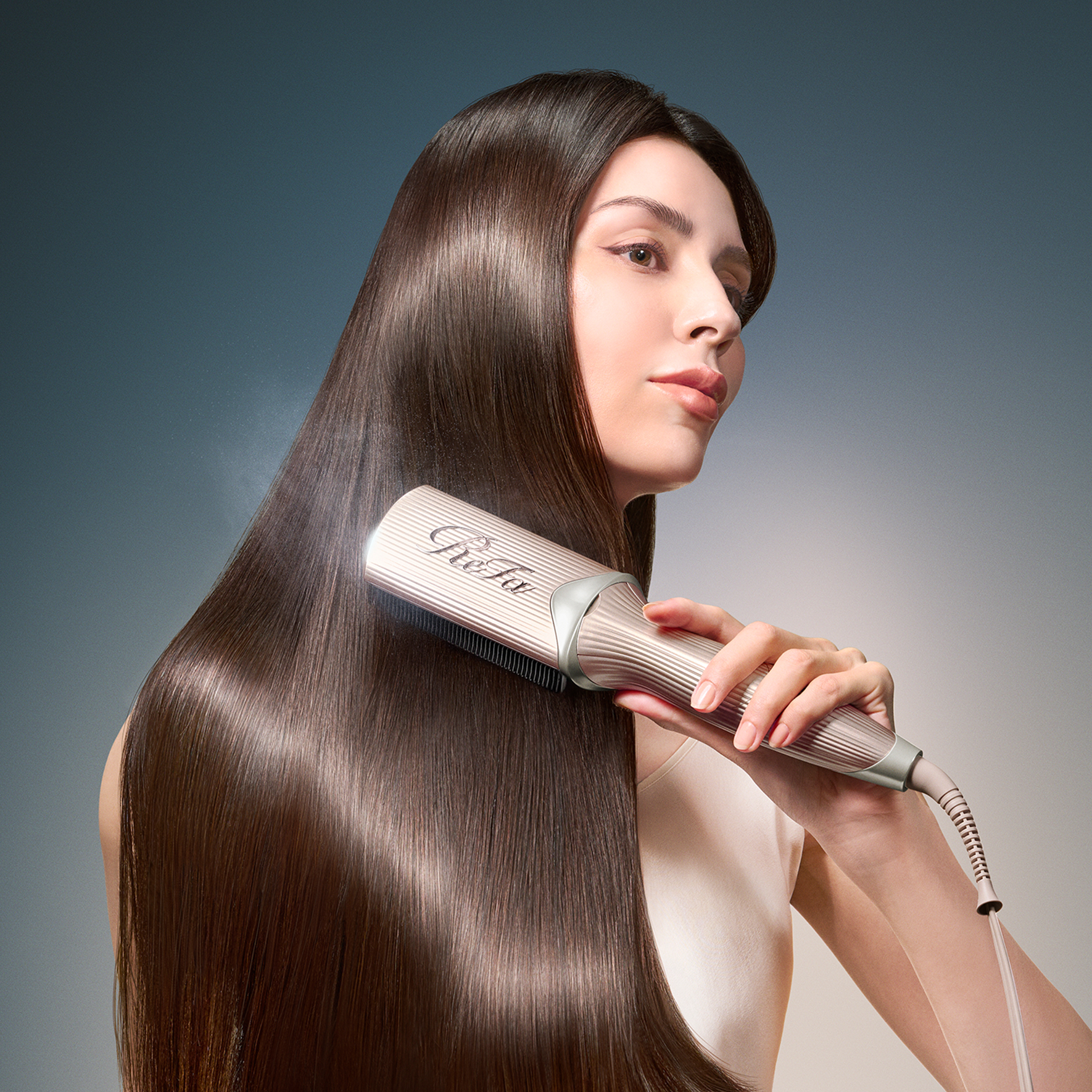 梳かすだけで、質感改善。 トリートメントミストをまとい 未来に差がつく美髪投資。 ReFaは、毎日のトリートメントを「効かせ方」から考え直しました。 サロントリートメントの「微細に届け、満たし、くまなく定着させる」という 複数の複雑なステップを1本に融合。 テクノロジー×コスメのシナジーを追求してきた ReFaだからこそ辿り着いた独自デリバリーシステムで、 髪の表面から内部構造までを、梳かすだけでディープケアします。 超音波で微細化した専用セラムが、独自構造のブラシで髪1本1本の芯まで届き、 均一な熱で定着していくメカニズム。 毎日のわずかワンアクションで、超越質感へ。 だから、忙しい日々でも続けられる。 パサつき・うねり・広がりを抑えて、指どおりはなめらかに。 一度で実感、続けるほどに積み上がる自信。 未来へ続いていく品格のツヤを、いとも簡単に。 ※効果は、使用環境・髪質により異なります。