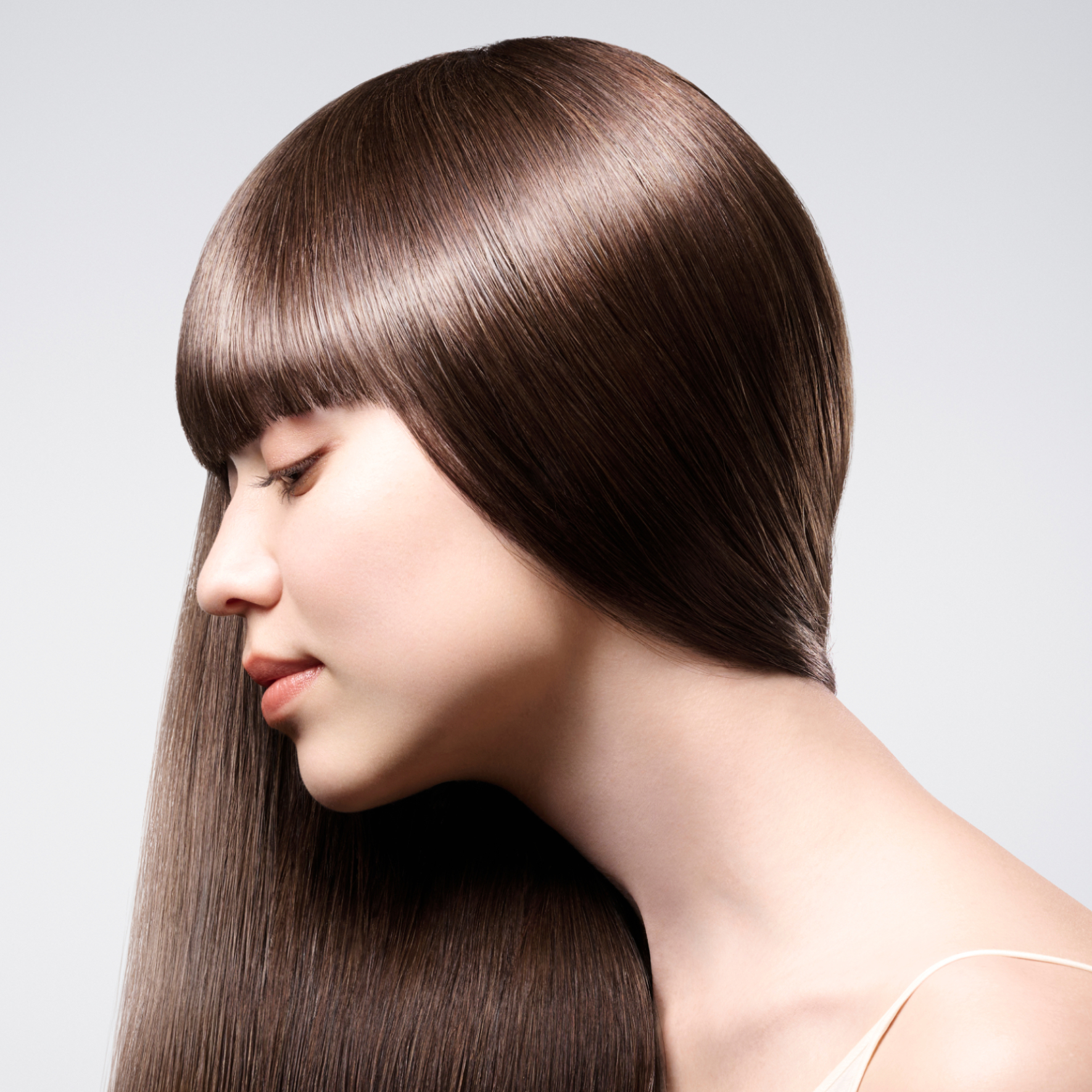 うるおいで光の道を整え、 水光リングをロック。 ツヤがつづくスタイルへ。 みずみずしく光を放つ、天使の輪を髪に宿したい。 ReFa TSUYA LOCKは、うるおいで光の道を整える独自の処方で 内側から輝く理想のツヤ“水光リング”をロック。 スタイリング後のひと手間で、うるおいをまとい、 動くたびに光が流れる、きらめく髪へ。