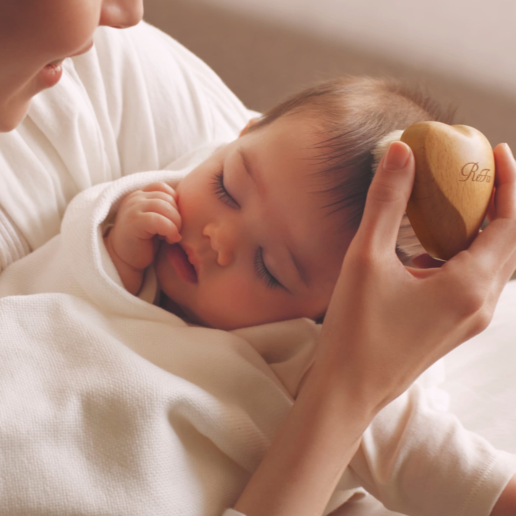 やさしい触れ心地が、 ほどけるような眠りの時間へ 撫でるたびに伝わるぬくもりが、 赤ちゃんをやさしく包み込み、 寝る前のひとときを穏やかに重ねていく。 そんなぬくもりが重なる時間に寄り添うために、 ReFa BABY SLEEPYは生まれました。 繊細な赤ちゃんのために選び抜いた 100%天然山羊毛のやわらかな感触と静かな使い心地で 親子の触れ合う時間をやさしく包み込みます。