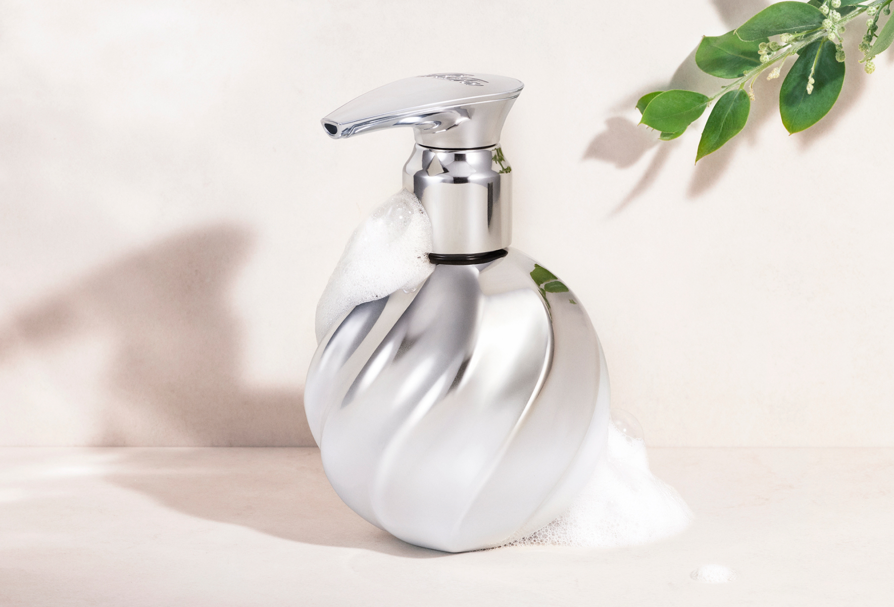 シンプルで美しいデザインのボトル。空間に溶け込みながら、品のある存在感でインテリアを引き立てます。