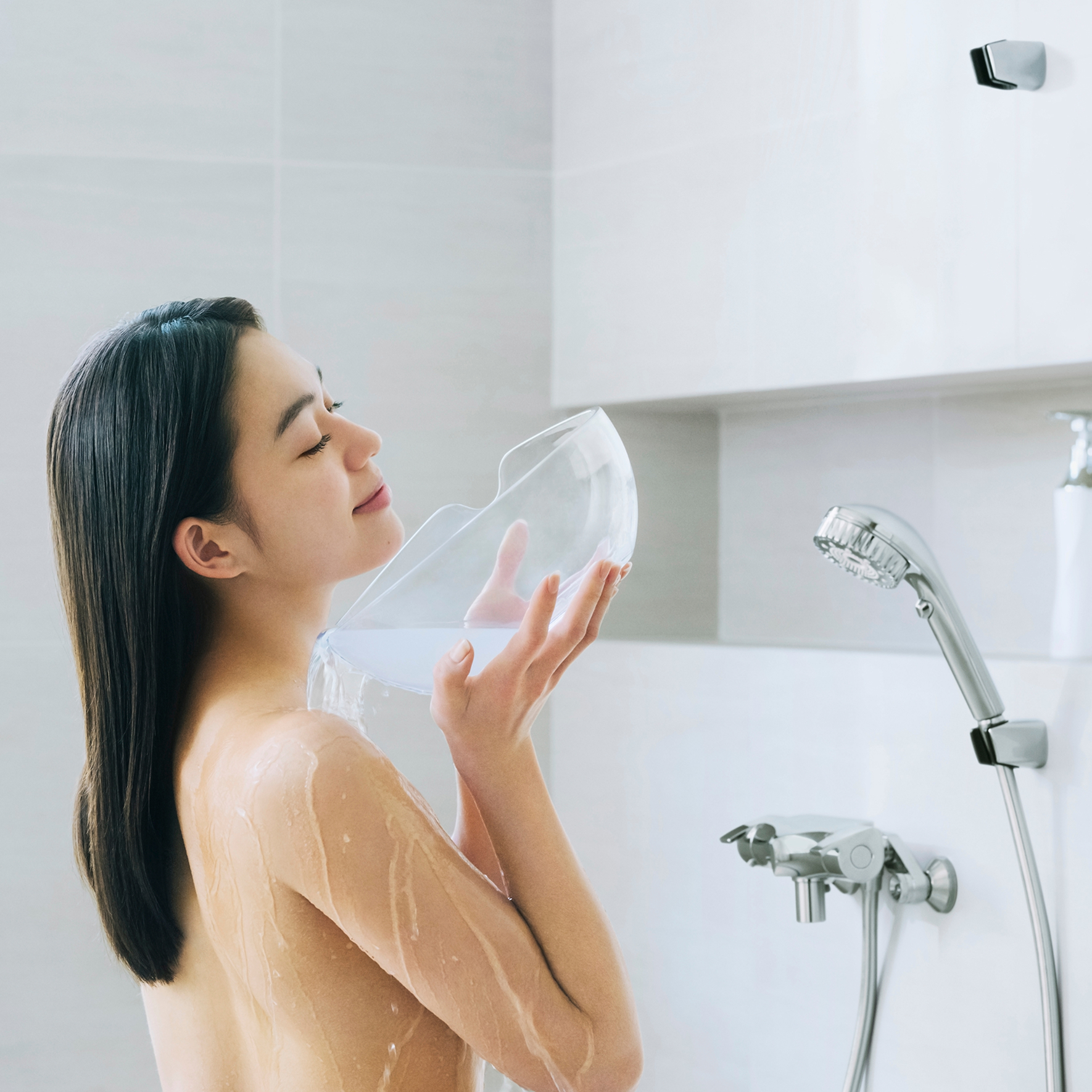シャワーからも、水栓からも、 ファインバブルを。 肌、髪、空間まで美しく。 シャワーからも、水栓からも。 蛇口をひねるだけで、思いのままにファインバブルを。 全身に浴びる。瞬時にためる。 そして、洗い場にも行き渡る。 すみずみにまで、キレイの実感を引き上げていく。 環境にもやさしい節湯設計を大切にしながら、 統一されたデザインで洗練された空間を。 毎日を豊かにする美容体験と、つづく清潔感で、 美しく輝くバスタイムライフを叶えます。