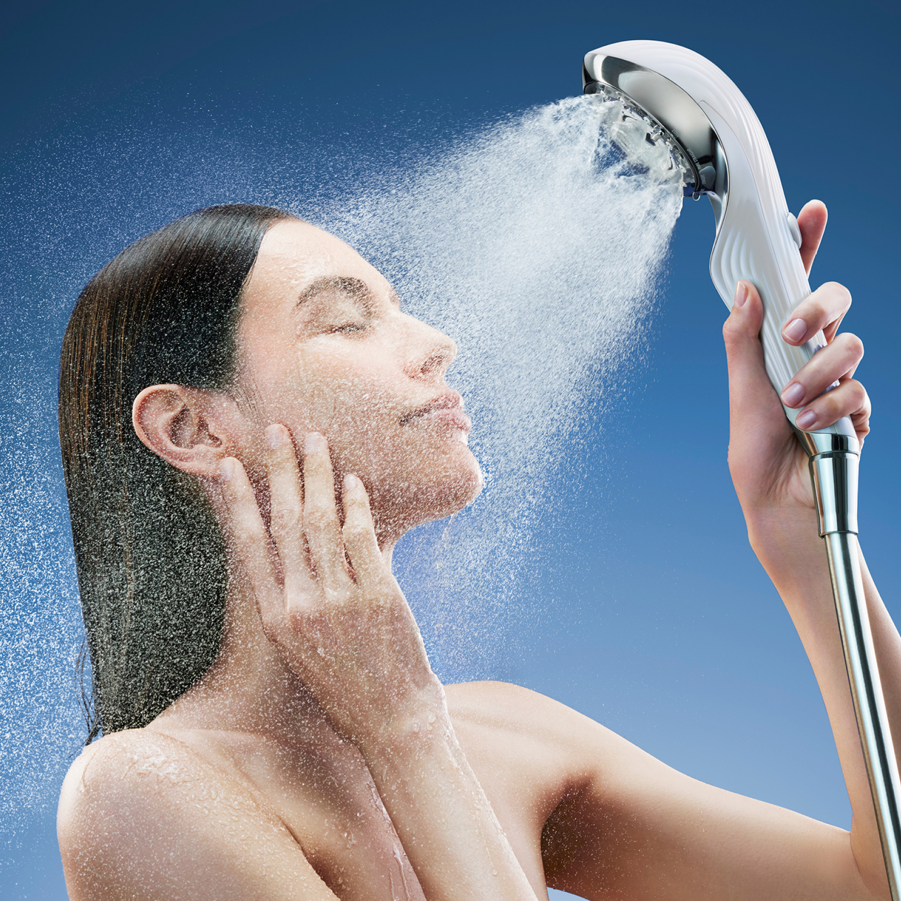 ファインバブルで、水は進化する。 その先で目覚める、肌と髪の美しさ。 美しい肌や髪を守り、育むための基本。 それは正しく洗うこと。 そのためには、肌や髪に余分なものを残さず、 洗い流すことが大切です。 汚れや洗浄成分はきちんと洗い流せなければ、 時に、肌や髪の上で起きるさまざまなトラブルの原因にもなってしまうから。 だからこそ、 正しく“洗う”ために必要なのは、 正しく“洗い流す”ための“水”。 ReFaはファインバブルの力で、水に3つのクレンズ作用を与え、 それぞれの部位に適した水流とともに、 毛穴の奥の汚れまでやさしくすみずみまで洗い流します。 肌と髪が本来持つ、すこやかさを守るための新しいシャワーヘッド。 これがReFaが提案する「洗う」の正解です。