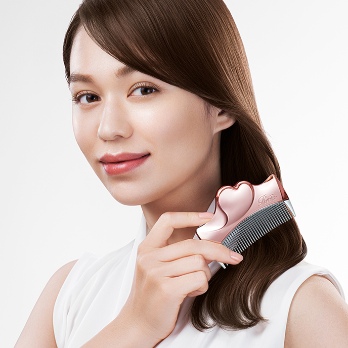 美しさを贈るハート。 ツヤあふれる髪へ導く、 魅惑のヘアコーム。 やさしい梳かし心地と、心が弾むデザイン。 キューティクルを守りながら髪を美しく整え、ツヤとまとまリを与えます。