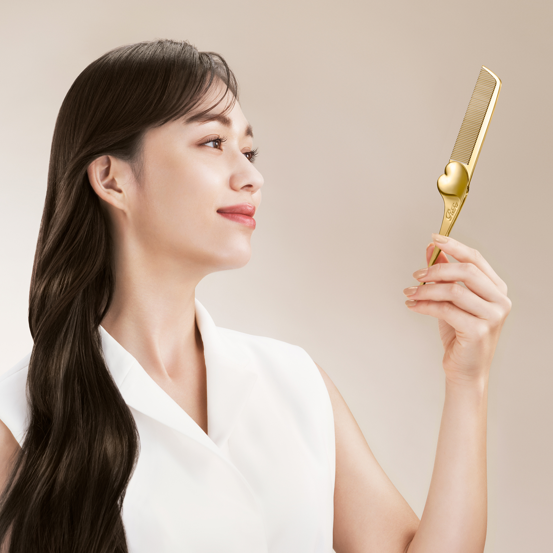 光を味方につけ ラグジュアリーにツヤめく。 洗練された印象メイクコーム。 上質な煌めきを放つゴールドが、 圧倒的な存在感を演出し触れるたび満たされる。 顔まわりの髪1本1本に輝きを与え、自信のある印象へ