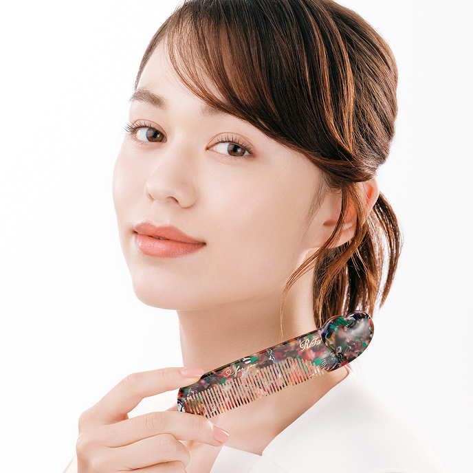 モダンなハートでツヤめく髪へ。 シックな印象メイクコーム。 上質な透明感とモダンなデザインのハート。 髪にやさしい植物由来の素材で、 顔まわりをいたわりながら美しく いつでも自信のある印象へ。