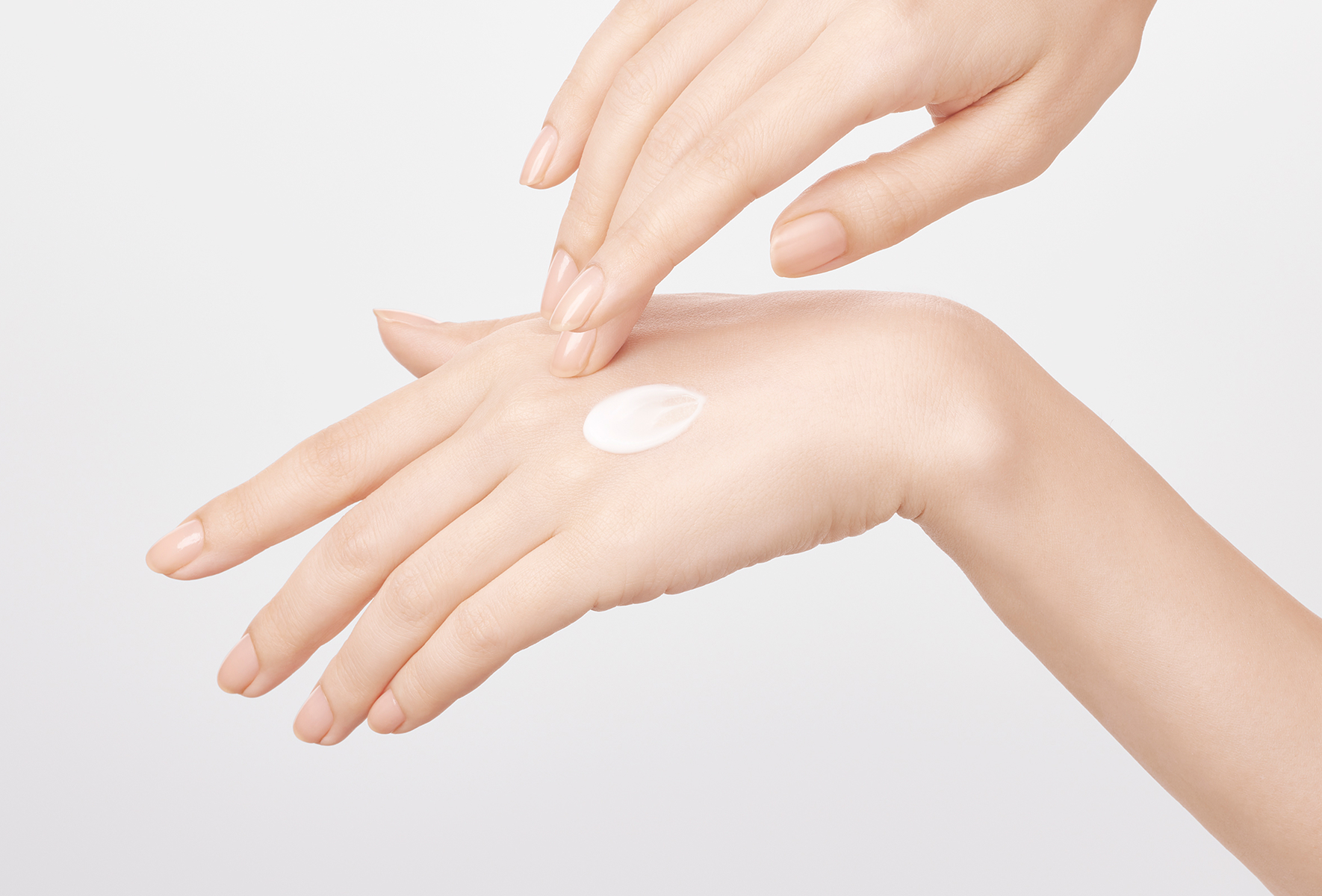 肌の奥まで届く美容成分で乾燥知らずの美しい⼿に。