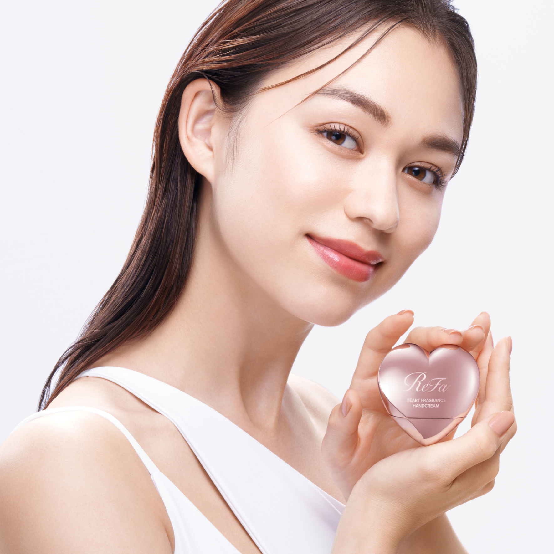 手肌も、気分も、うるおいプラス。 魅惑の⾹りが、 ハートを満たす。 ひと塗りでもちふわ肌へ導くフレグランスハンドクリーム。 乾燥が気になる肌の奥 ※ まで美容成分が浸透 ※ し、 指先までしっとりやわらかに。 コンパクトなデザインで、毎⽇を華やかに彩ります。 ※角層