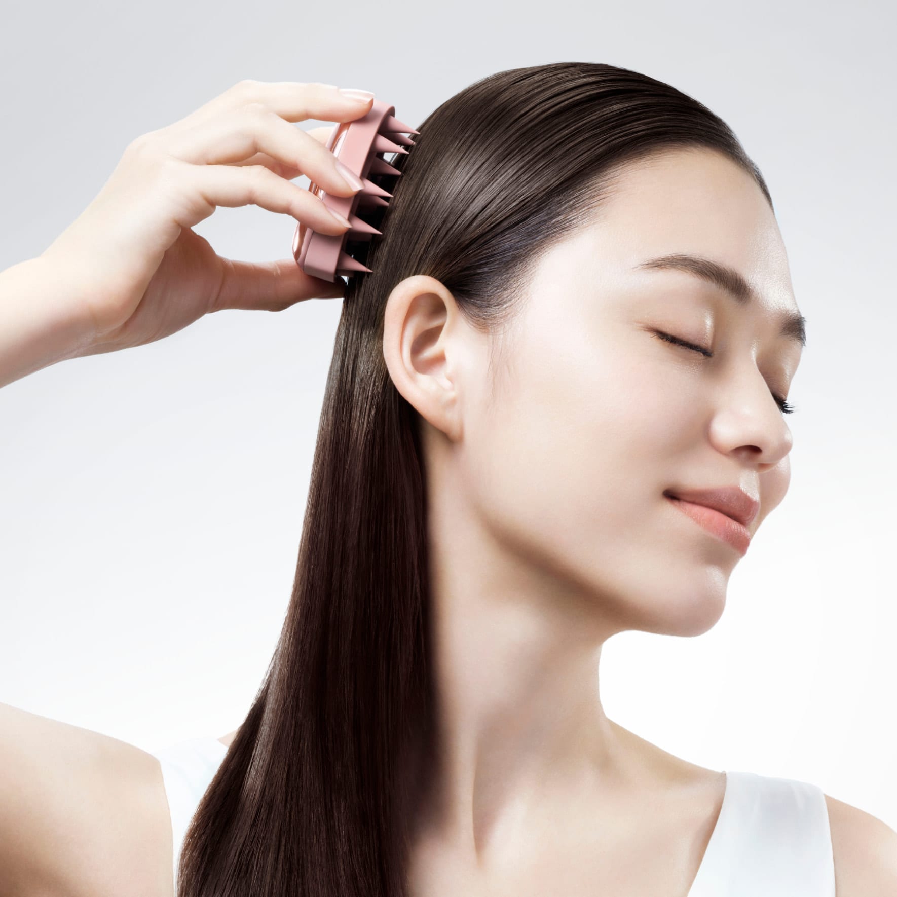 シャンプー時にも、ドライヘアにも。 頭⽪をほぐし、毎⽇を整える。 ⽇々のケアに、⼼地よいひとときを。 しなやかにフィットするピンが頭⽪をやさしくほぐし、 すっきりとした感覚をもたらします。 ほどよい刺激で頭⽪と髪を整え、軽やかな印象へ。