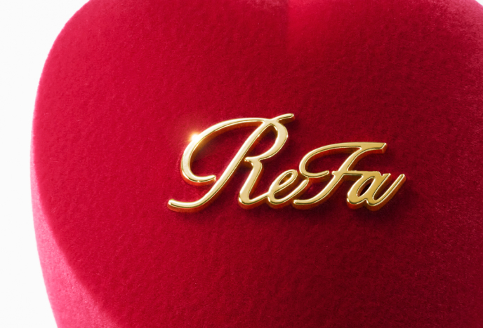 エレガントに輝く立体ロゴ