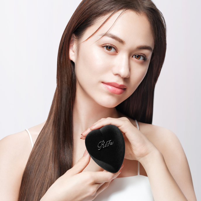 天然毛でみがく。 梳かすたび、 気品あふれる ツヤメイクブラシ ベルベットの質感と輝くロゴが、高級感漂うデザイン。 100%天然豚毛のみがきピンで、お出かけ先でもダメージヘアを やさしくみがき上げ、ワンランク上のツヤと手触りを叶えます。