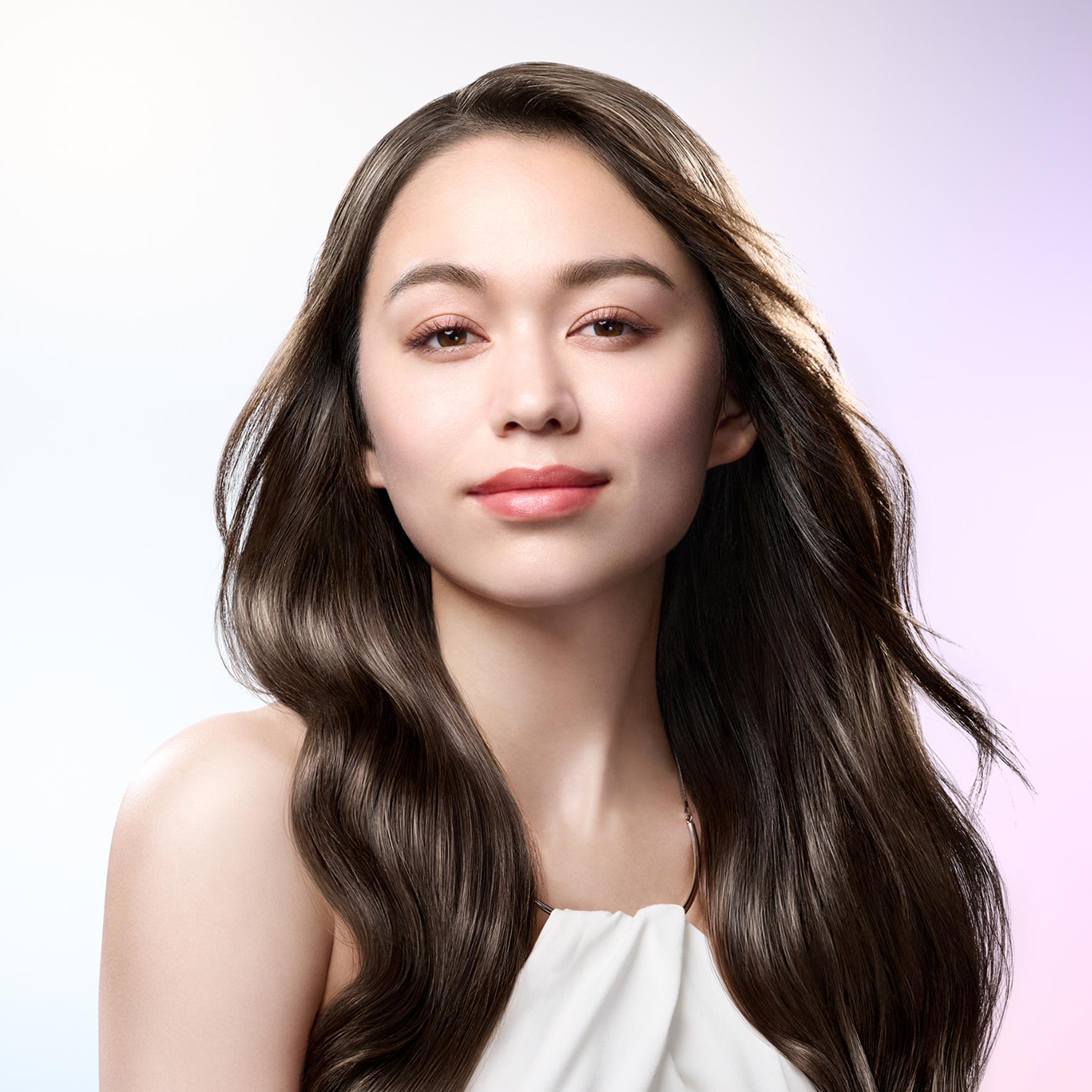 熱を味方に スタイルをロック。 香りとともに、 美しく記憶される髪へ。 独自成分配合で髪の美しさをしなやかにロックする。 熱の力でうねりを解き放ち、 理想のラインを描くように、長時間キープ。 ヴェールのようにまといながら、動くたびにツヤめき、 香りの余韻さえも美しさの一部に。 上質を超えた、本格ヘアオイル。