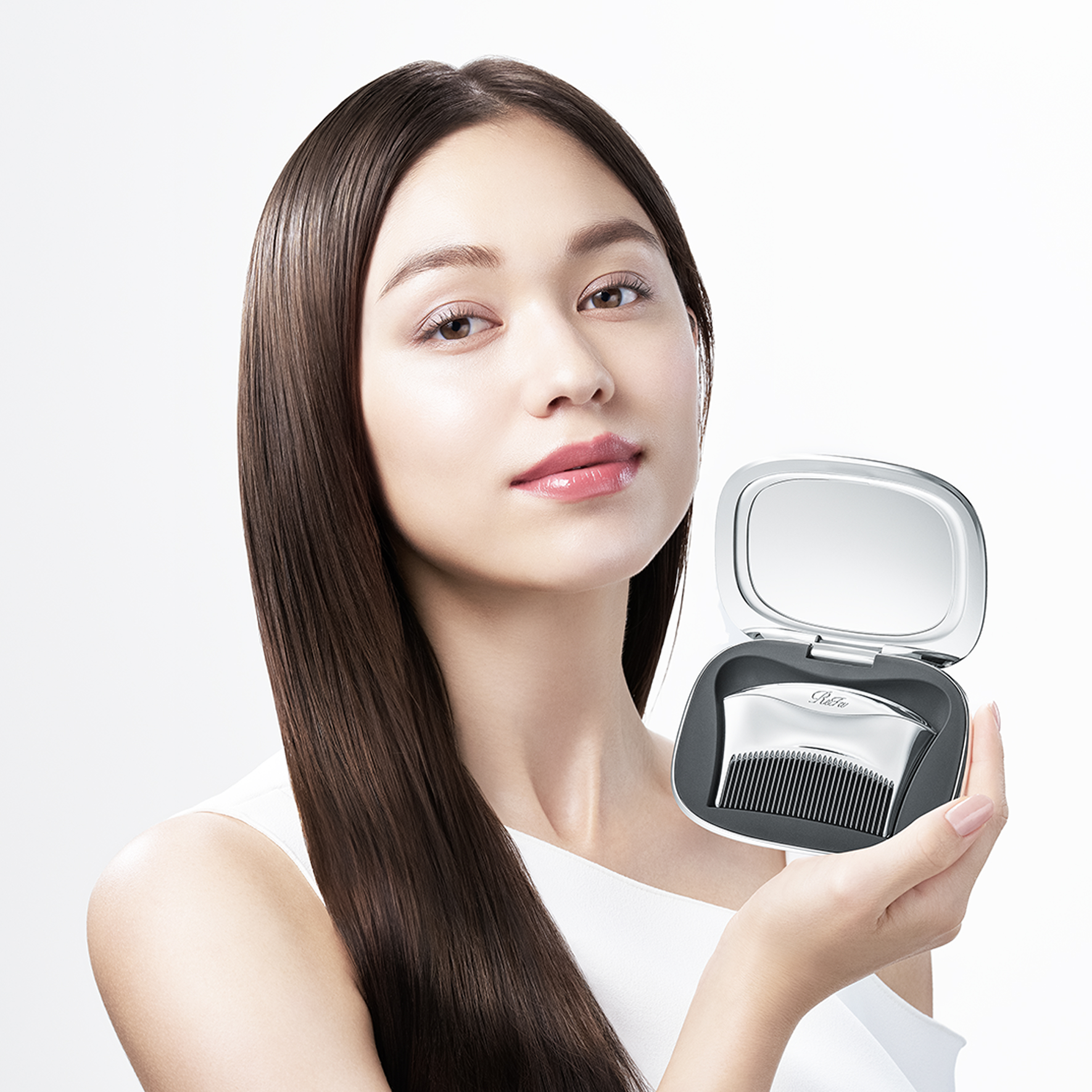 上品にきらめくコンパクトで、 ツヤあふれる髪をどこででも。 コームとミラーがひとつになった、コンパクト。 そっと開くたび、洗練を極めたフォルムが、髪を整えるその姿にまで美しさを引き立てます。風が髪をなでるような梳かし心地のエアリーコーミングを、いつでも、どこででも。1日中ツヤとまとまりのある髪へ。