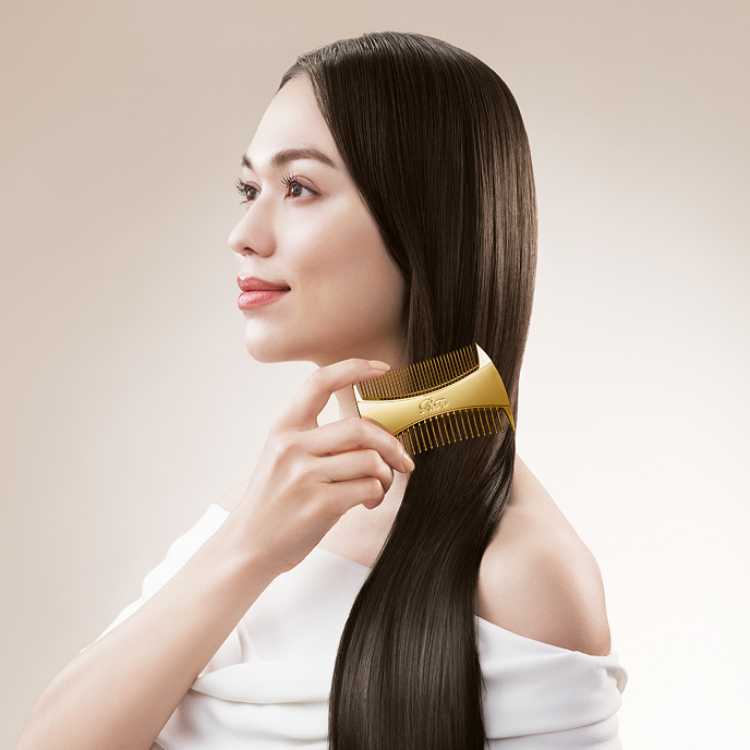 上質な煌めきをまとい、 髪にラグジュアリーなツヤ。 至高のエアリーコーミング 上質な煌めきを放つゴールドが、 毎日のコーミングで圧倒的なオーラを与える。 梳かすたびに、髪の1本1本に輝きが広がり、 自信と美しさを引き出します。