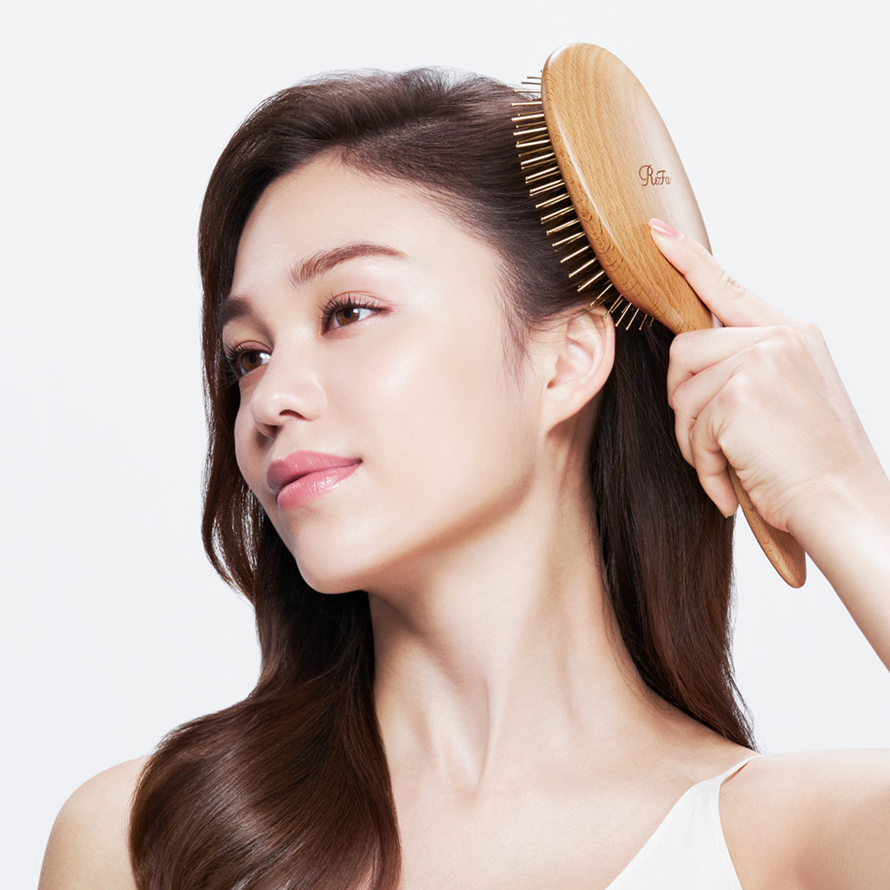 凛とした金の心地よさに、 根元から強さと美が目覚める。 輝く金のピンで、凛とクリアな刺激と深い心地よさを実現。 1本1本、根元からふんわりと立ち上がる、美しい髪へ導きます。