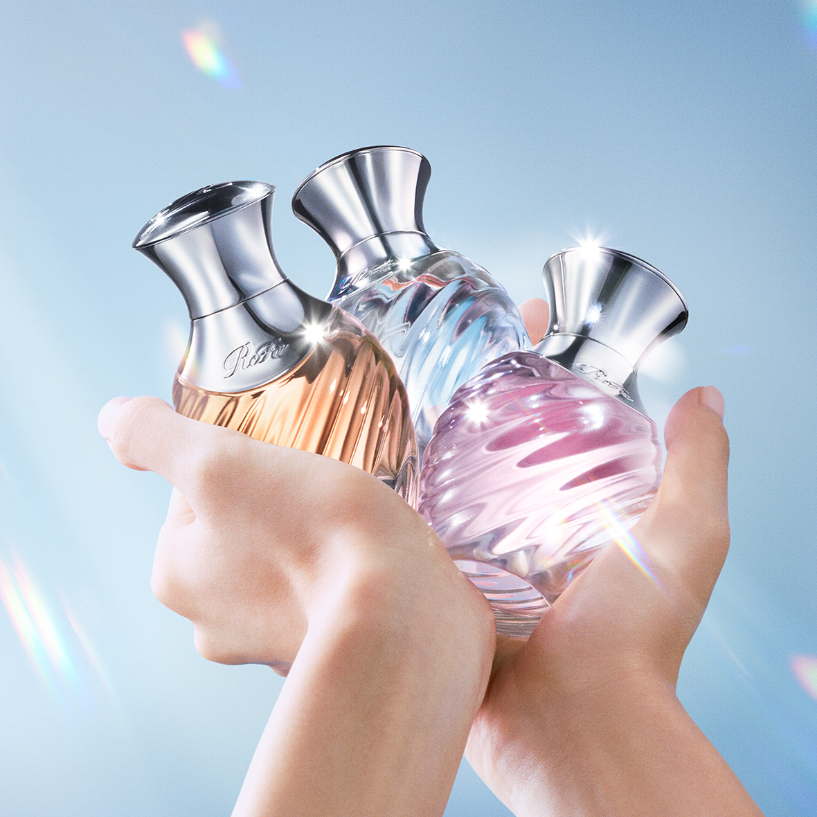 私を私らしく輝かせる、 光の香り 光とは、そのものが色や形をもっているわけではなく、 照らす対象があってはじめて、輝きを生み出す。 ReFa THE PERFUME それは、あなたの中の魅力を照らし、 自分らしい輝きを引き出す、光の香り。 素肌や体温に混ざり合い、あなた自身にどこまでもなじみ、自分だけの 香りとして、みずみずしく香る。 その人を想うとき、輝きとともに存在感が目に浮かぶようなまばゆい ばかりの美しさを印象付けるフレグランス。 すべての人の美しさを、光で照らす ReFa THE PERFUME