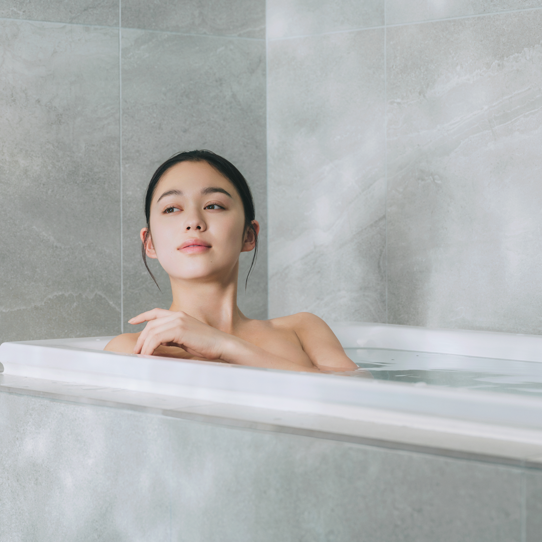 心地よく、美しく、 すこやかに。 ファインバブルに包まれる、 新しい入浴体験。 日々のバスタイムを ビューティケアの時間へと変える、 ReFa ULTRA FINE BUBBLE BATH。 清らかなうるおいが、 美しく澄んだ素肌へと導いていく。 やわらかな温もりが、 やさしく身体を包み込んでいく。 ファインバブルが叶えるのは、 きれいを育み、心満たす特別な体験。 湯船へと身体をゆだねるその時を、 今日の自分を整える、癒しのひとときへ。