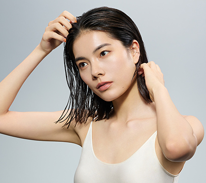 ReFa LOCK BALM gives a firm, wet finish