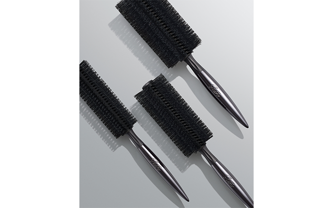 Catches lightly and releases smoothly, tame frizz and perfect your style. With three sizes, “ReFa ROLL BRUSH” is released on February 18, 2025. 