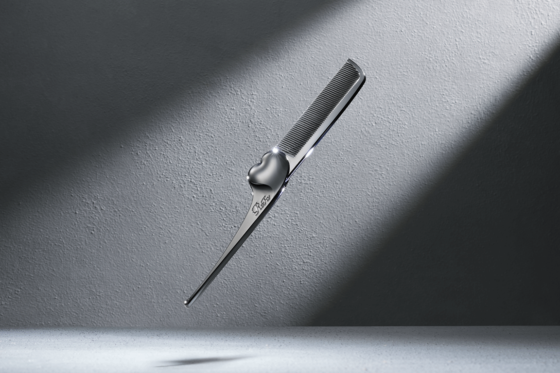 Stylish and glossy. Impression-making comb. “ReFa HEART COMB Aira CHROME” is released on May 28, 2025.