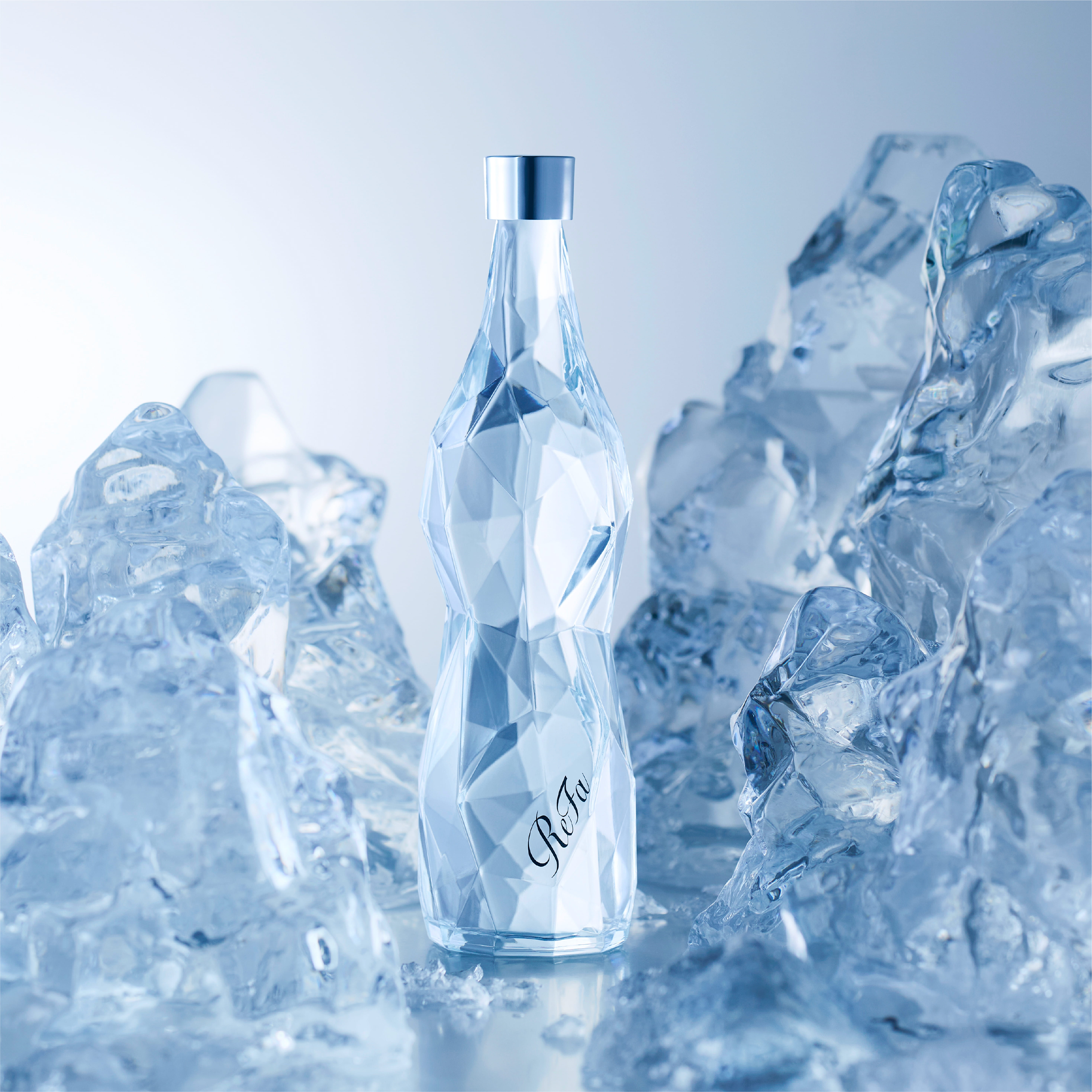 多面カットが施されたクリスタル風のボトルが中央に立っている