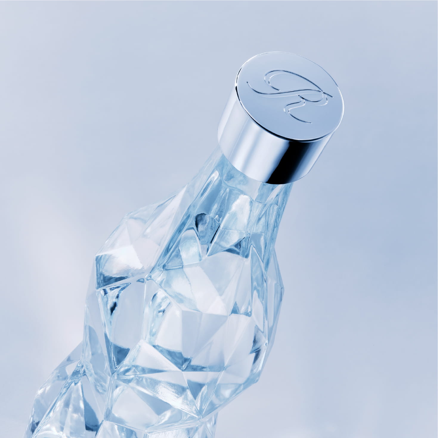 多面カットが施された透明なボトルのキャップには「R」のロゴが刻印されている