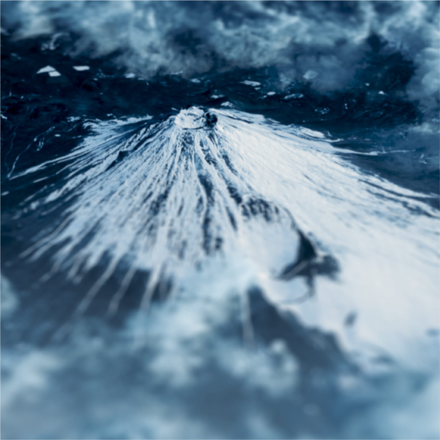 上空から見下ろした富士山が、雪をかぶって荘厳にそびえている