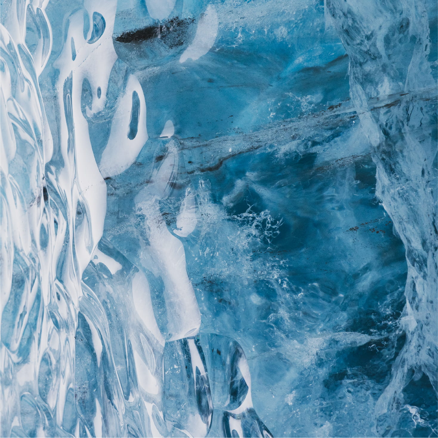 透明感のある青い氷の塊が画面いっぱいに広がっている