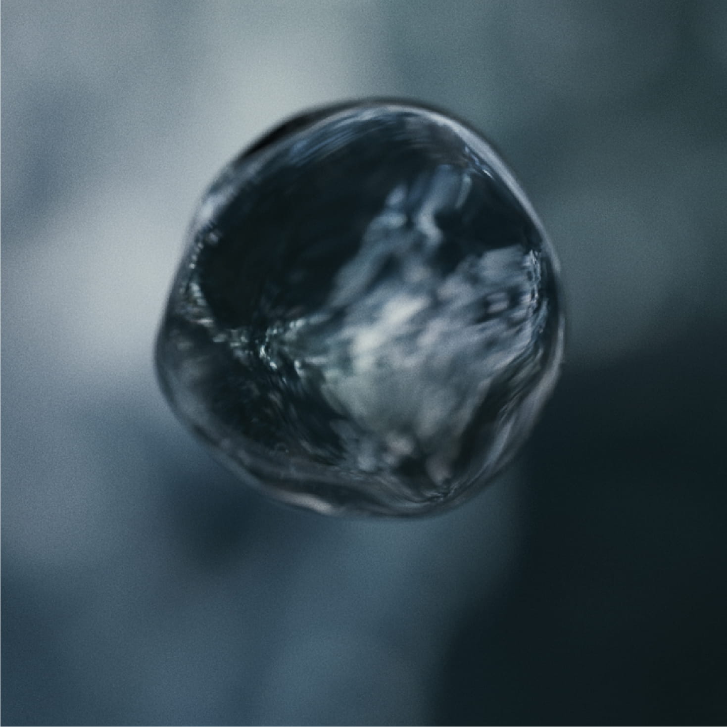 中央に大きな水滴のような透明な球体が浮かんでいる