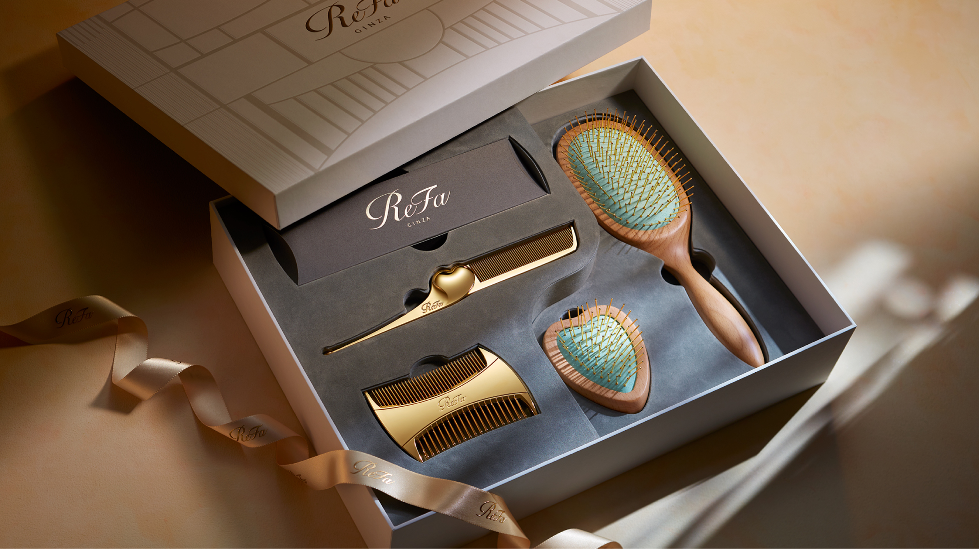 ゴールドコーティングを贅沢に施したヘアブラシとコームを4点セットにした「ReFa GOLD SELECTION（リファゴールドセレクション）」2025年11月15日(土)ReFa GINZAにて限定発売。