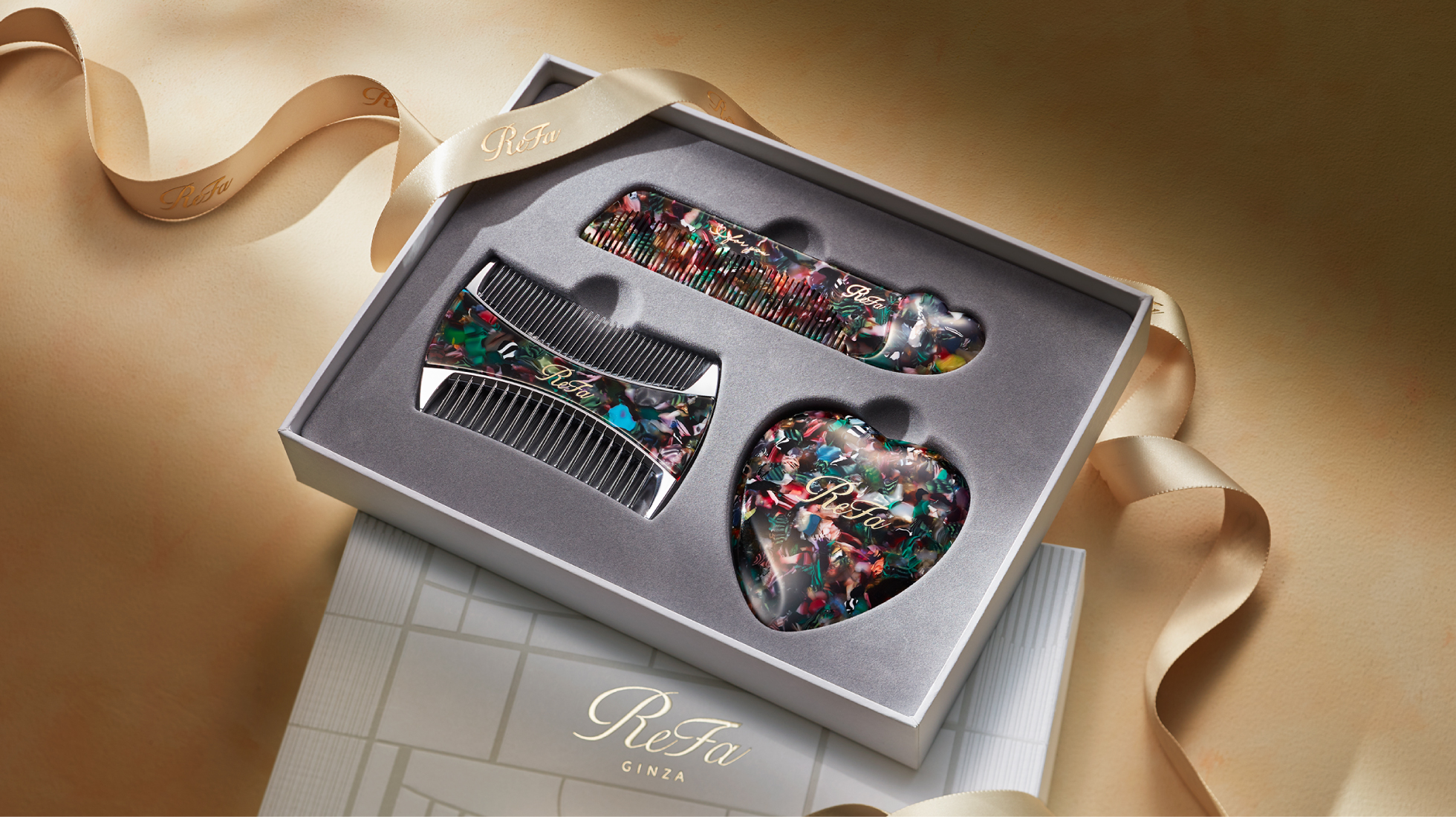 シックで上質なデザインのコーム、ミラーを3点セットにした「ReFa MODERN SELECTION（リファモダンセレクション）」2025年11月15日(土)ReFa GINZAにて限定発売。
